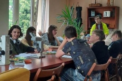Warsztaty-biologiczne-w-Szarowie-Malopolska-Tarcza-Humanitarna-SP-Klucze-2023-10
