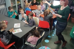 Wycieczka-klasy-2a-i-2b-do-Gminnej-Biblioteki-Publicznej-w-Kluczach-SP-Klucze-2022-11