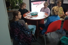 Wycieczka-klasy-2a-i-2b-do-Gminnej-Biblioteki-Publicznej-w-Kluczach-SP-Klucze-2022-15