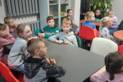 Wycieczka-klasy-2a-i-2b-do-Gminnej-Biblioteki-Publicznej-w-Kluczach-SP-Klucze-2022-23
