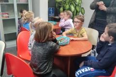 Wycieczka-klasy-2a-i-2b-do-Gminnej-Biblioteki-Publicznej-w-Kluczach-SP-Klucze-2022-24