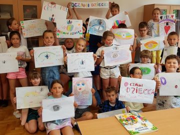 Uczniowie klasy 2 z plakatami "Oczami dziecka"