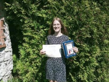 Alicja Pilarczyk z dyplomem i nagrodą