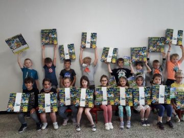 Uczniowie klasy 1a z nagrodami "Piątka dla natury"