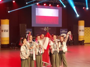 zespół tancerek z pucharem