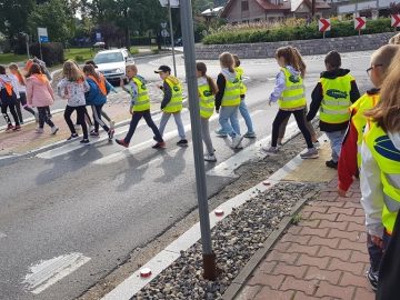 Uczniowie klas 1- 3 przechodzący przez ulicę