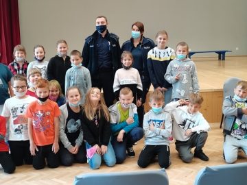 klasa 2a z poliicjantami prowadzącymi prelekcję