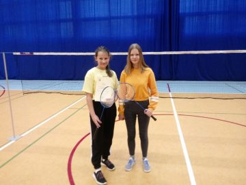 dwie dziewczynki z klasy 8a z rakietkami do gry w badmintona
