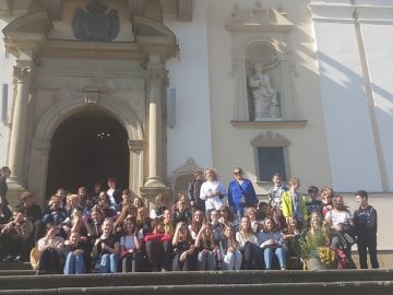uczniowie klas ósmych przed klasztorem w Częstochowie
