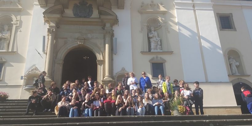 uczniowie klas ósmych przed klasztorem w Częstochowie