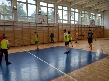 uczniowie grający w piłkę halową nożną