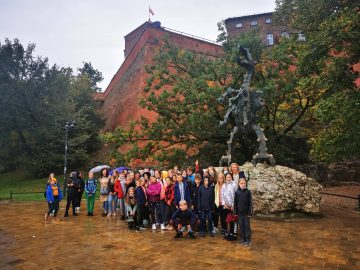 Klasy piąte przed smokiem wawelskim w krakowie