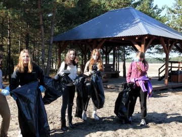 uczennica na pustyni z workami na śmieci, sprzątają naszą gminę