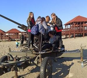 Uczniowie klasy 8d na pustyni błędowskiej stojący przy armacie