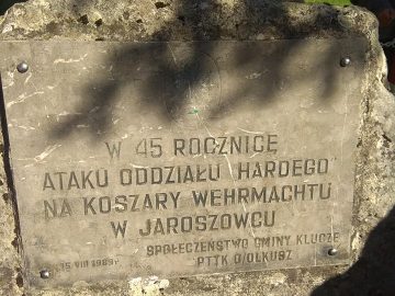 Tablica pamiątkowa: W 45 rocznicę ataku oddziału Hardego na koszary Wehrmacht w Jaroszowcu