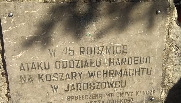 Tablica pamiątkowa: W 45 rocznicę ataku oddziału Hardego na koszary Wehrmacht w Jaroszowcu