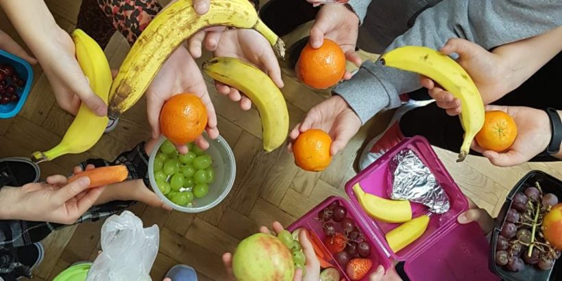 warzywa i owoce w dłoniach uczniów