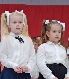 dwie dziewczynki klasy pierwszej podczas uroczystości ślubowania