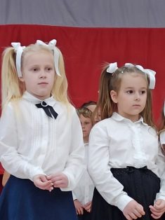 dwie dziewczynki klasy pierwszej podczas uroczystości ślubowania