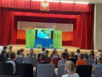 teatr interaktywny w auli szkolnej