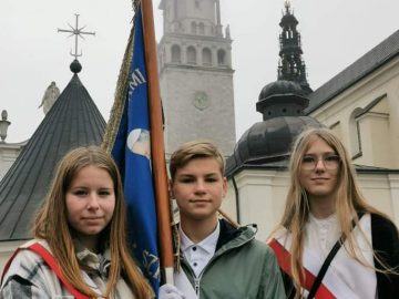 uczniowie klasy 8a w poczcie sztandarowym w częstochowie