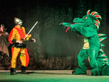 Na zdjęciu potężny Smok, jeden z Rycerzy oraz uwięziona Królewna.