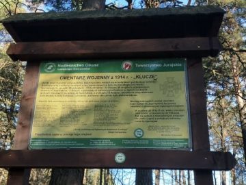 tablica informująca o cmentarzu wojennym
