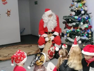 Dzieci z Mikołajem w bibliotece