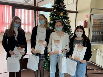 Uczennice nagrodzone w konkursie pięknego czytania w Olkuszu.