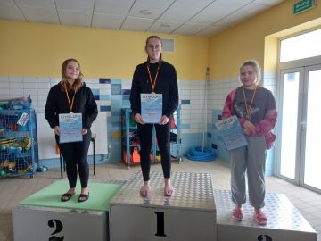 uczennice klasy 7 i 8 na podium w pływaniu