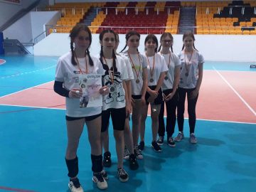 Uczennice klasy 8a na boisku do siatkówki