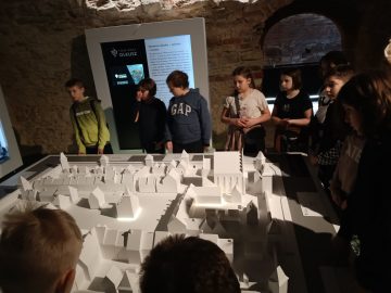 Uczniowie klasy 4b w banku PKO