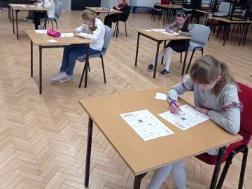 olimpusek 2022 - ucniowie w auli szkolnej