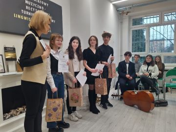Recytatorski Turniej Językowy „Lingwistyczna Wieża Babel” - wyróżnieni uczniowie.
