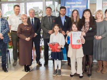 Maria Pałka na rozdaniu nagród Wyróżnienie w  IX edycji Powiatowego Konkursu plastycznego „Jesień w lesie grzyby niesie”