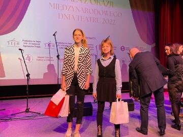 gala z okazji Międzynarodowego Dnia Teatru 2022 organizowana przez Stowarzyszenie Teatralno-Literackie z Olkusza. Uczennice SP Klucze.