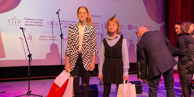 gala z okazji Międzynarodowego Dnia Teatru 2022 organizowana przez Stowarzyszenie Teatralno-Literackie z Olkusza. Uczennice SP Klucze.