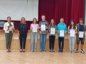 Apel szkolny - rozdanie dyplomów