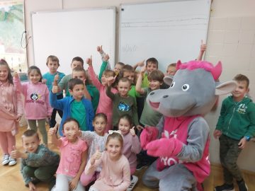 Uczniowie z maskotką Tauronek