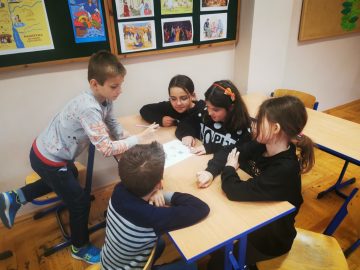 MEgaMisja -uczniowie przy rozwiązywaniu zadań