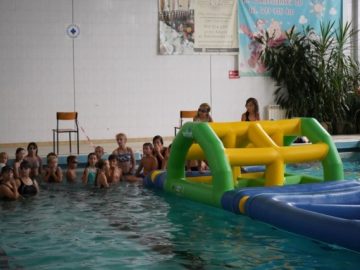 Dzieci w basenie przy SP w Kluczach