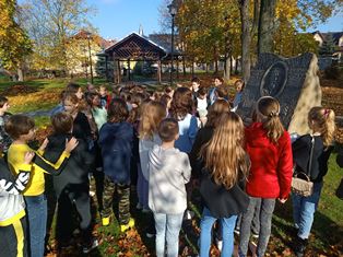 #Szkoła pamięta, przy pomniku Ludwika Mouve, SP Klucze 2022