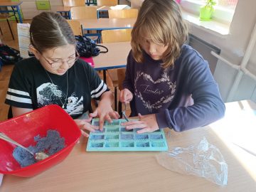 Zabawy w laboratorium - kostki do kąpieli. SP Klucze 2022