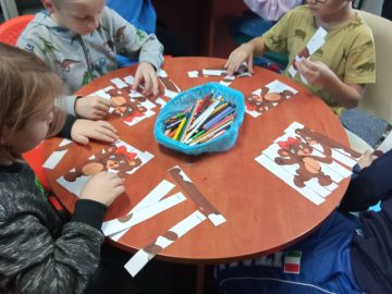 Wycieczka klasy 2a i 2b do Gminnej Biblioteki Publicznej w Kluczach