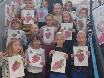 „Zdrowo jem, więcej wiem"- warsztaty klasy 2a w Gminnej Bibliotece Publicznej