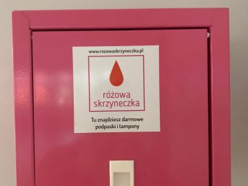 Różowa skrzyneczka jest i u nas w szkole! J