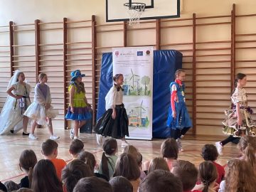 Pokaz mody ekologicznej w szkołach podstawowych powiatu olkuskiego, SP Klucze 2023