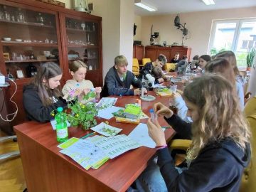 Warsztaty biologiczne w Szarowie w ramach projektu “Małopolska Tarcza Humanitarna", SP Klucze 2023