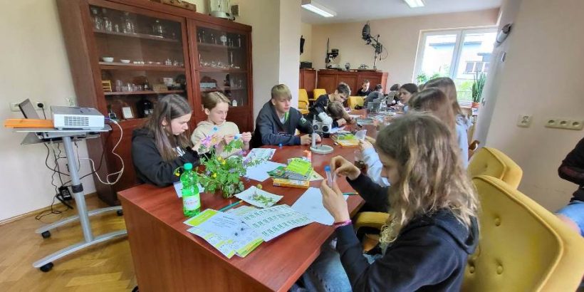 Warsztaty biologiczne w Szarowie w ramach projektu “Małopolska Tarcza Humanitarna", SP Klucze 2023