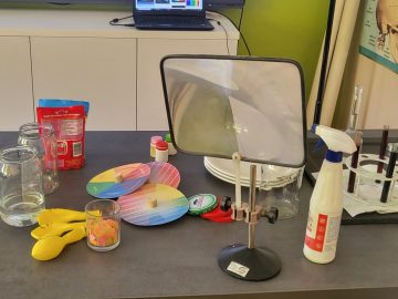 Lekcja przyrody. Jaki kolor ma światło odblaskowe. SP Klucze 2023